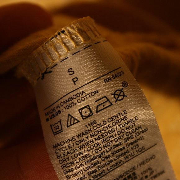 GAP 100% Cotton V-Neck Easy Tee in Yellow Paisley - Picture 5 of 6